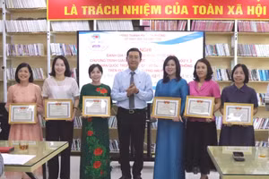 Ông Bùi Văn Kiệm- Giám đốc Sở GD&ĐT Hải Phòng tặng khen các nhà trường triển khai hiệu quả việc dạy học tiếng Hàn Quốc.