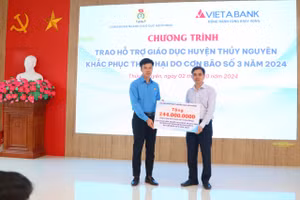 Ông Trần Văn Thắng- Chủ tịch Công đoàn ngành Giáo dục Hải Phòng tặng quà hỗ trợ cho Ngành Giáo dục huyện Thuỷ Nguyên.