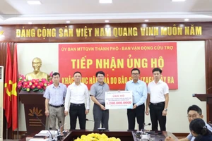 Lãnh đạo Sở GD&ĐT trao kinh phí cho Uỷ ban MTTQ Việt Nam thành phố Hải Phòng.