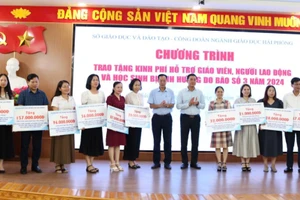 Sở GD&ĐT Hải Phòng trao hỗ trợ cho các đơn vị giáo dục.