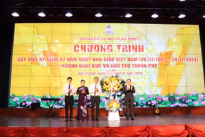 Ông Lê Khắc Nam - Phó chủ tịch UBND TP Hải Phòng tặng hoa chúc mừng ngành Giáo dục thành phố.