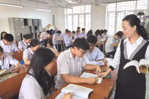 Cô trò lớp 11 chuyên Trung, Trường THPT chuyên Trần Phú trong giờ học.