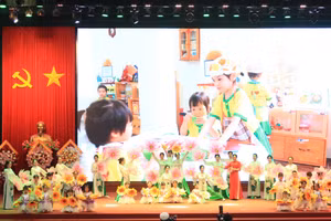 Cô trò hát mừng Kỉ niệm 15 năm phát triển cơ sở GDMN ngoài công lập.