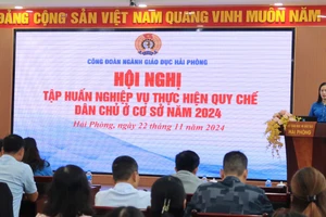 Bà Phạm Kim Thuý - Phó Chủ tịch Công đoàn ngành Giáo dục Hải Phòng phát biểu tại chương trình.