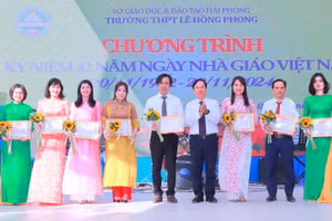 Nhiều cá nhân được khen thưởng nhân dịp 20/11.