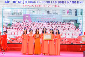 Trường Tiểu học Võ Thị Sáu hân hoan đón nhận Huân chương Lao động hạng Nhì.