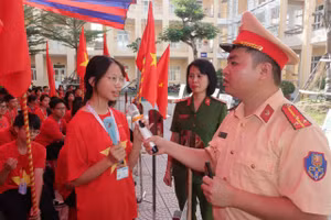 Học sinh Trường THPT Lê Chân trả lời câu hỏi về an toàn giao thông.