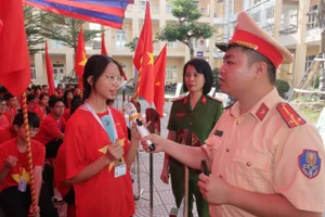 Học sinh Trường THPT Lê Chân trả lời câu hỏi về an toàn giao thông.