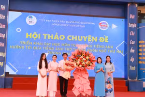 Lãnh đạo Sở GD&ĐT Hải Phòng tặng hoa nhà trường và giáo viên thực hiện chuyên đề.