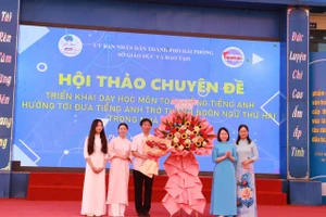 Lãnh đạo Sở GD&ĐT Hải Phòng tặng hoa nhà trường và giáo viên thực hiện chuyên đề.