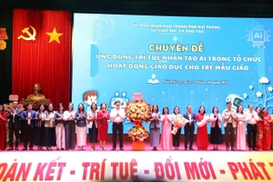 Đại biểu tham dự chuyên đề cùng chụp hình lưu niệm.