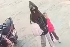 Ảnh cháu M. bị người lạ đưa ra khỏi trường (Ảnh từ camera).