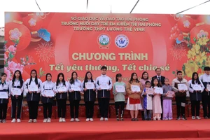 Những phần thưởng ý nghĩa cho hoạt động trải nghiệm đón Tết cho học sinh 2 nhà trường.