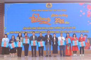 Lãnh đạo Sở GD&ĐT và lãnh đạo Liên đoàn Lao động Hải Phòng tặng quà cho nhà giáo.