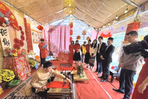 Gian chợ Xuân với những nét thư pháp mềm mại.