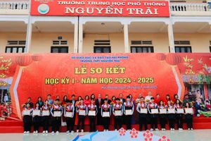 16 học sinh đạt giải Nhất kì thi học sinh giỏi cấp thành phố bảng B, năm học 2024-2025.