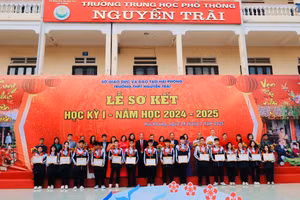 16 học sinh đạt giải Nhất kì thi học sinh giỏi cấp thành phố bảng B, năm học 2024-2025.