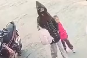 Hình ảnh Th. khi dẫn cháu M. ra khỏi Trường mầm non Thiên Hương (Ảnh trích từ camera).