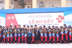 Lãnh đạo quận Hồng Bàng và Nhà trường tặng khen học sinh giỏi thành phố.