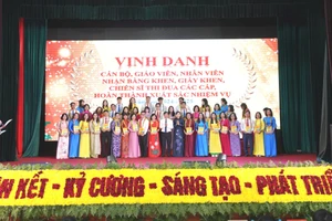 Lãnh đạo phường Lê Chân tặng khen cán bộ, giáo viên đạt thành tích.