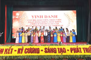 Lãnh đạo phường Lê Chân tặng khen cán bộ, giáo viên đạt thành tích.