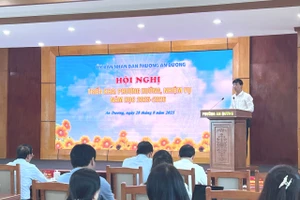 ông Bùi Tiến Phong, Phó Bí thư Đảng uỷ, Chủ tịch UBND phường An Dương phát biểu tại hội nghị.
