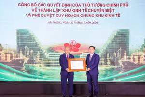 Phó Thủ tướng Lê Tiến Châu trao các quyết định của Thủ tướng về thành lập Khu kinh tế chuyên biệt Hải Phòng và phê duyệt Quy hoạch chung Khu kinh tế ven biển phía Nam Hải Phòng. (Ảnh: Báo và Đài phát thanh Truyền hình Hải Phòng)