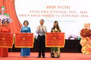 Ông Lê Khắc Nam- Phó chủ tịch UBND TP Hải Phòng tặng Cờ thi đua cho 3 đơn vị dẫn đầu.