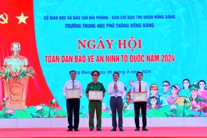 Lãnh đạo thành phố tặng khen những tấm gương tiêu biểu trong Ngày hội toàn dân bảo vệ an ninh tổ quốc.