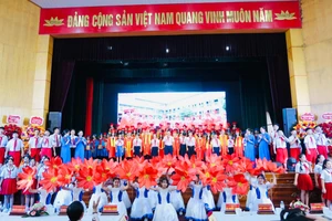 Lễ biểu dương giáo viên, học sinh giỏi của Trường THCS Trần Phú, quận Lê Chân, TP Hải Phòng.