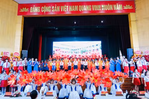 Lễ biểu dương giáo viên, học sinh giỏi của Trường THCS Trần Phú, quận Lê Chân, TP Hải Phòng.