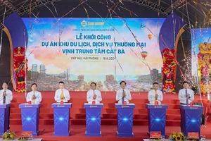 Các đại biểu nhấn nút khởi công Dự án.