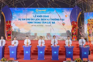 Các đại biểu nhấn nút khởi công Dự án.