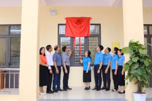 Các đại biểu thực hiện lễ gắn biển công trình.