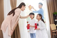 Đối với trẻ em, Tết không chỉ là dịp nghỉ học, nhận lì xì mà còn là cơ hội quan trọng để học hỏi và trải nghiệm văn hóa truyền thống. (Ảnh: ITN)