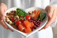 Có một số người đã giảm được mỡ máu nhờ chế độ ăn uống khoa học và lối sống lành mạnh. (Ảnh: ITN)