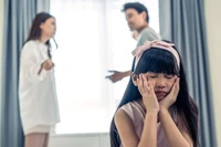 Có những trường hợp cha hoặc mẹ có chủ ý kéo con cái vào tranh chấp để gây áp lực lên phía còn lại, khiến tình hình càng trở nên tồi tệ hơn. (Ảnh: ITN).