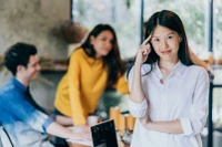 Giao tiếp giữa các cá nhân đòi hỏi sự tương tác bình đẳng giữa cho và nhận. (Ảnh: ITN).