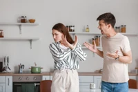 Có những cặp vợ chồng mỗi lần cãi nhau lại trở thành thù địch, sống với nhau nửa đời sau còn chẳng bằng người dưng. (Ảnh: ITN).