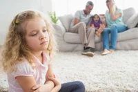 Cha mẹ thiên vị một đứa con trong thời gian dài, còn đứa con khác luôn bị thiệt thòi, thì quan hệ giữa anh chị em một khi gần như đã bị phá hủy. (Ảnh: ITN).