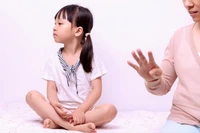 Nếu cha mẹ hơi tức giận, họ vẫn nên đến bên con, giúp con dừng việc đang làm, nhìn con và nói những điều con muốn nghe bằng giọng nhẹ nhàng. (Ảnh: ITN).