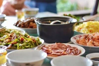 Mỗi dịp Tết, những bữa ăn lớn giàu năng lượng khiến dạ dày của chúng ta mệt mỏi. (Ảnh: ITN).