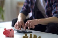 Nếu không muốn nghèo bền vững, chúng ta phải quản lý tốt dòng tiền. (Ảnh: ITN).