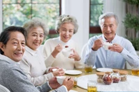 Sau 40 tuổi, mỗi năm cơ thể sẽ mất đi khoảng 0,3%-0,5% chất lượng xương. (Ảnh: ITN).