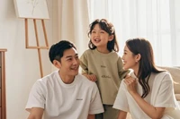 Những đứa trẻ không biết gì về tình hình kinh tế gia đình thường dễ cảm thấy bất an. (Ảnh: ITN).