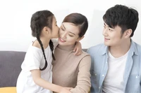 Đối với việc nuôi dạy con gái, giáo dục sớm và hỗ trợ cảm xúc là chìa khóa để xây dựng nền tảng cho sự tự tin và độc lập suốt đời của con. (Ảnh: ITN).