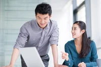 Giao tiếp hiệu quả không chỉ cải thiện hiệu suất công việc, mà còn thúc đẩy sự hòa hợp trong các mối quan hệ. (Ảnh: ITN).