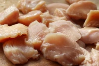 Thành phần dinh dưỡng trong ức gà phân giải lượng mỡ máu và cholesterol quá cao, làm sạch mạch máu, làm cho tuần hoàn trong mạch máu trở nên trơn tru. (Ảnh: ITN).