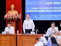 Thứ trưởng Thường trực Phạm Ngọc Thưởng chủ trì họp báo.