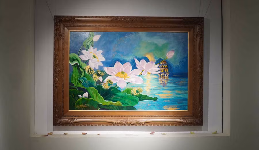 Tranh trưng bày tại triển lãm "Sen tháng Năm". Ảnh: PV.
